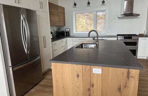 Hastings Highlands Cottage | Luxury 4 bedroom - Papineau Lake - Bancroft, Barry's Bay, Algonquin-4 season