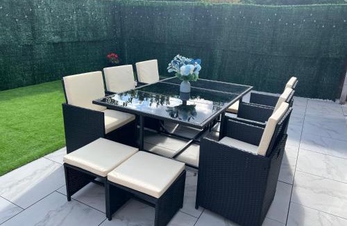 Oldbury House | Luxury 4 bedroom Retreat; with hot tub & parking