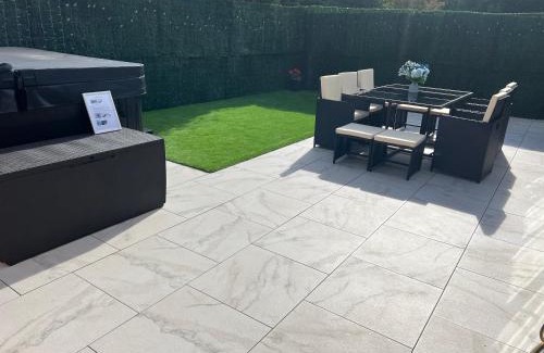 Oldbury House | Luxury 4 bedroom Retreat; with hot tub & parking