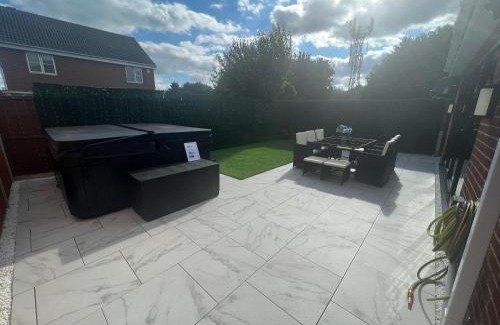 Oldbury House | Luxury 4 bedroom Retreat; with hot tub & parking