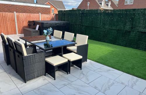 Oldbury House | Luxury 4 bedroom Retreat; with hot tub & parking