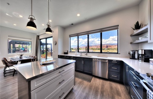 Moab South Valley House | Luxury 4 bedroom twin home, beautiful views. Private hot tub. Covered patio.