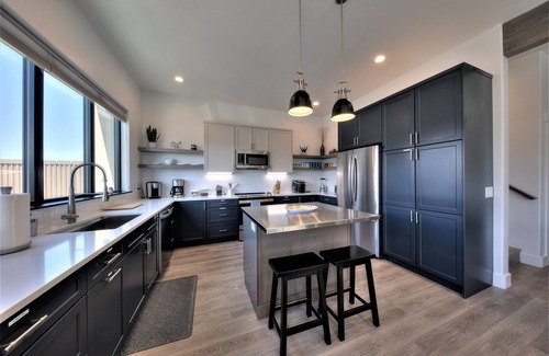 Moab South Valley House | Luxury 4 bedroom twin home, beautiful views. Private hot tub. Covered patio.