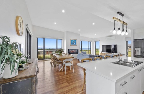 Warrnambool House | Luxury 4 br house with sea views