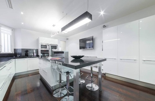 8th Arrondissement Apartment | Luxury 4bds/1900sqft with A/C close to Champs Elysees