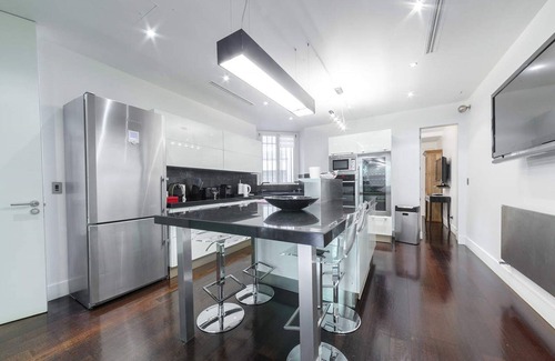 8th Arrondissement Apartment | Luxury 4bds/1900sqft with A/C close to Champs Elysees