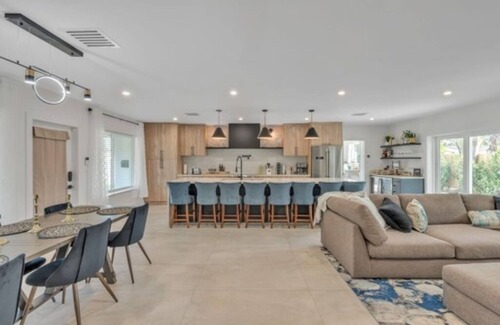 Fort Lauderdale House | Luxury 4bed/4bath Near Beach with Private Yard and Pool