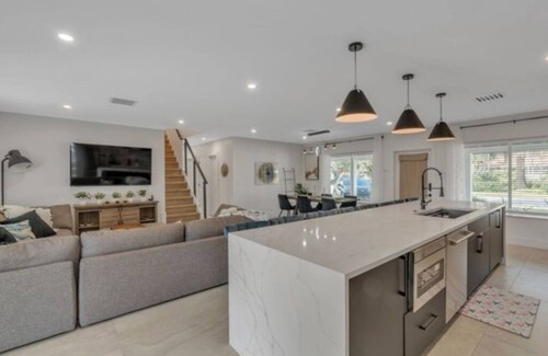 Fort Lauderdale House | Luxury 4bed/4bath Near Beach with Private Yard and Pool
