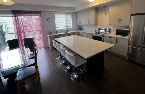Newmarket House | Luxury 4BR En Suite Home with High-End Furniture