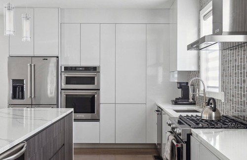 Southeast House | Luxury 4BR home 7 mins to US Capital, Rooftop deck, in Washington Free Parking