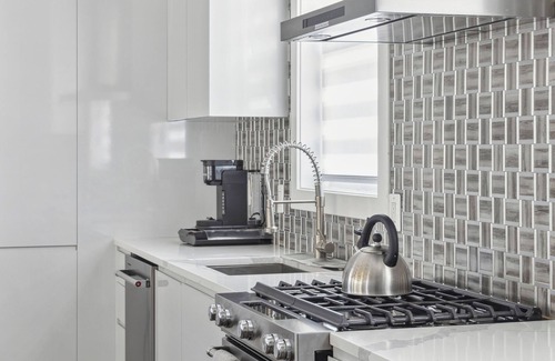 Southeast House | Luxury 4BR home 7 mins to US Capital, Rooftop deck, in Washington Free Parking