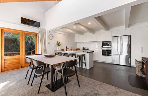 Sunshine Bay House | Luxury 4BR Home - Spa, Views & Pool Table