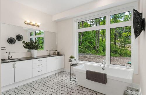Lake of Bays House | Luxury 4BR Home with Games Room, BBQ and Sunroom