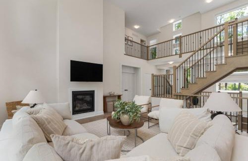 Lake of Bays House | Luxury 4BR Home with Games Room, BBQ and Sunroom