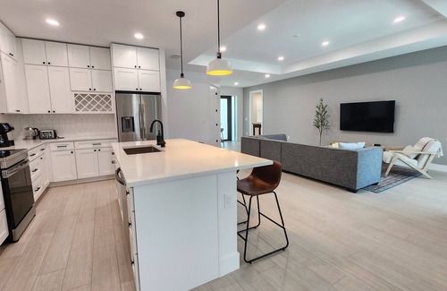 Englewood East House | Luxury 4br house, Heated Pool, 13 min to Beach, Family Fun, 100Mbps, Office