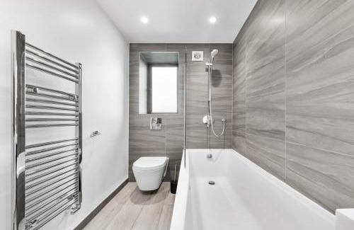 Perivale Apartment | Luxury 4BR - Near Wembley, Heathrow & London