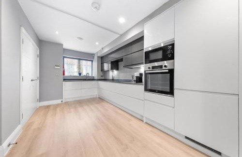 Perivale Apartment | Luxury 4BR - Near Wembley, Heathrow & London