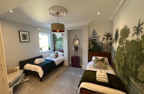 Streatham House | Luxury 4BR Smart Home - Garden - Designer Kitchen