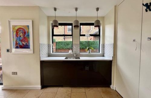 Streatham House | Luxury 4BR Smart Home - Garden - Designer Kitchen
