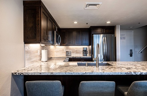 North Park City Condo | Luxury 4Br True Ski in Ski Out @5 lifts Pool/Spas/Gym/WD/FP/Parking Near Main!
