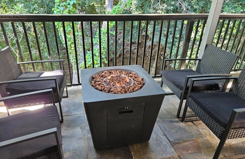 Beresford Park Villa | Luxury 4BR4Ba Basketball Court, Hot Tub Spa, Foosball, Pool Table, Tesla Charger
