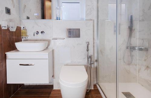 London Borough of Bromley House | Luxury 5-Bed 4-Bath Home for the Ultimate Escape