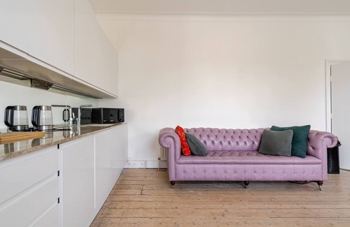 Forest Gate House | Luxury 5 Bed House in central London. 11 mins to Zone 1: 18 mins to Oxford St W1