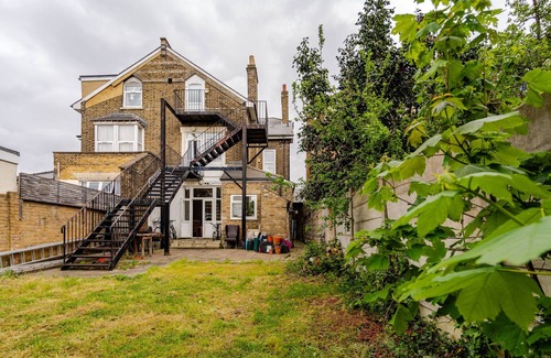 Forest Gate House | Luxury 5 Bed House in central London. 11 mins to Zone 1: 18 mins to Oxford St W1
