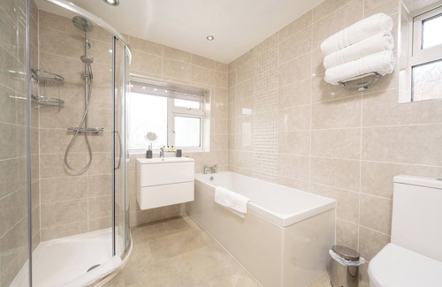 Barnt Green House | Luxury 5 Bed House With Parking & Garden In The Heart of Shirley Solihull