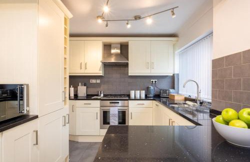 Shirley House | Luxury 5 Bed House With Parking