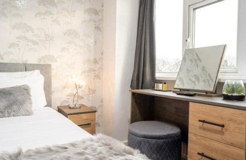 Shirley House | Luxury 5 Bed House With Parking
