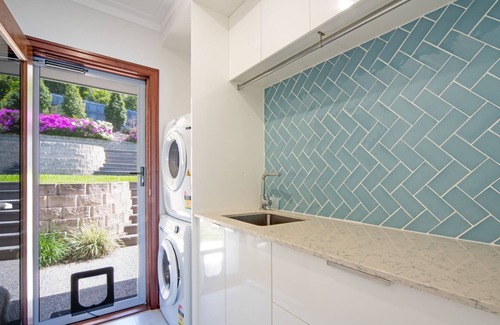 Airlie Beach House | Luxury 5 bedroom holiday home with private pool and ocean views