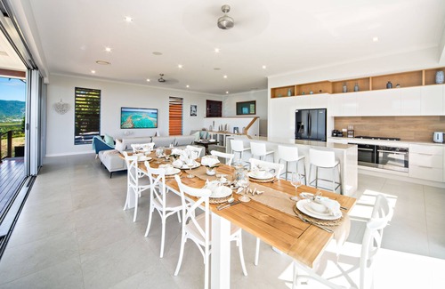 Airlie Beach House | Luxury 5 bedroom holiday home with private pool and ocean views
