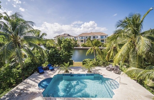 Grand Cayman House | Luxury 5 bedroom Home with pool in Yacht Club near Seven Mile Beach