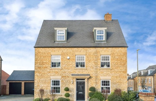 Witney House | Luxury 5-Bedroom Retreat Garden