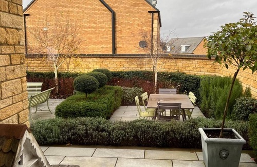 Witney House | Luxury 5-Bedroom Retreat Garden