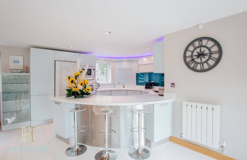 Sandbanks Villa | Luxury 5 bedroom Villa with Balcony and Sea Views