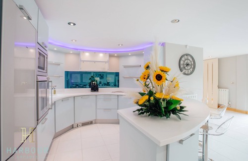 Sandbanks Villa | Luxury 5 bedroom Villa with Balcony and Sea Views