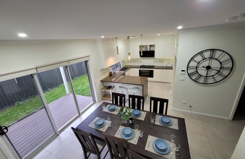 Schofields House | Luxury 5 Bedrooms Schofields Home- 5-10mins to Station and shops,Cafes