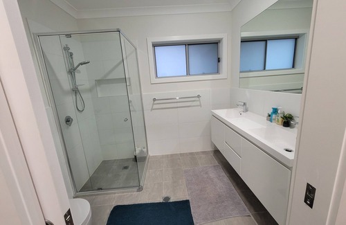 Schofields House | Luxury 5 Bedrooms Schofields Home- 5-10mins to Station and shops,Cafes