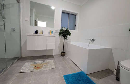 Schofields House | Luxury 5 Bedrooms Schofields Home- 5-10mins to Station and shops,Cafes