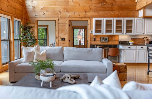 Townsend House | Luxury 5 BR Cabin with Hot Tub and Views!