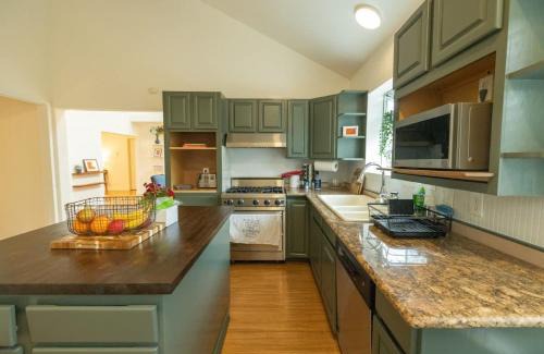 Tamalpais-Homestead Valley House | Luxury 5-BR Home in Mill Valley Near Golden Gate