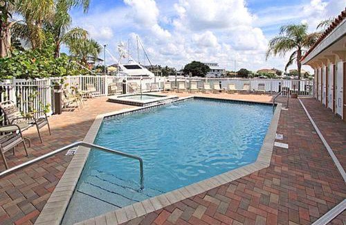 Clearwater Beach Apartment | Luxury 5 Star Waterfront Condo 3 Bdr 2 Bath Pool Hot-Tub Panoramic Gulf and Intracoastal Waterway Views