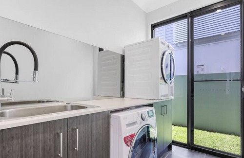 Mermaid Waters House | Luxury 5B home - Pool & BBQ. Perfect for families!