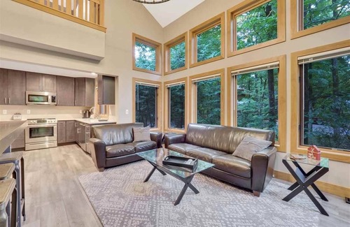 Boyne Falls Condo | Luxury 5bd/5bth Condo, Walk to the Boyne Ski Lifts and Lodge!