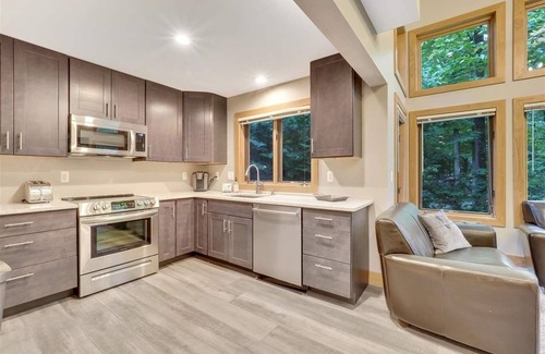 Boyne Falls Condo | Luxury 5bd/5bth Condo, Walk to the Boyne Ski Lifts and Lodge!