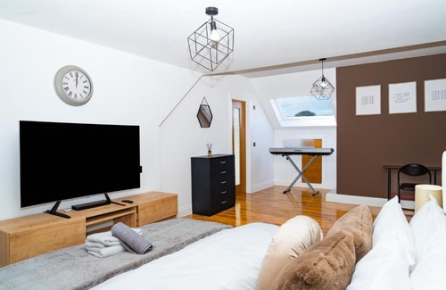 Liberton Villa | Luxury 5BD, Gym, Parking, Bus to Airport, Sleeps10