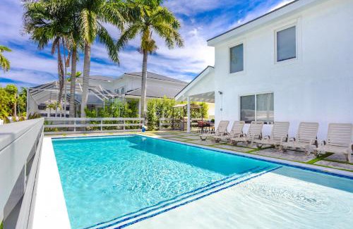 Hollywood Lakes Villa | Luxury 5BR & 3BA Villa Walk to Hollywood Beach