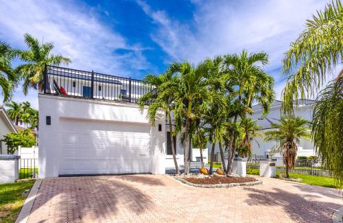 Hollywood Lakes Villa | Luxury 5BR & 3BA Villa Walk to Hollywood Beach